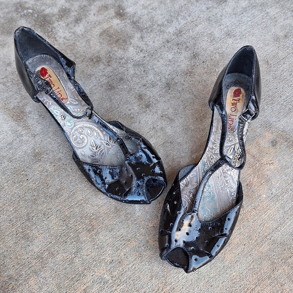 Vintage Never Worn "Two Lips" Patent Leather Ankle Strap Peekaboo Toe Pumps - Picture 5 of 6